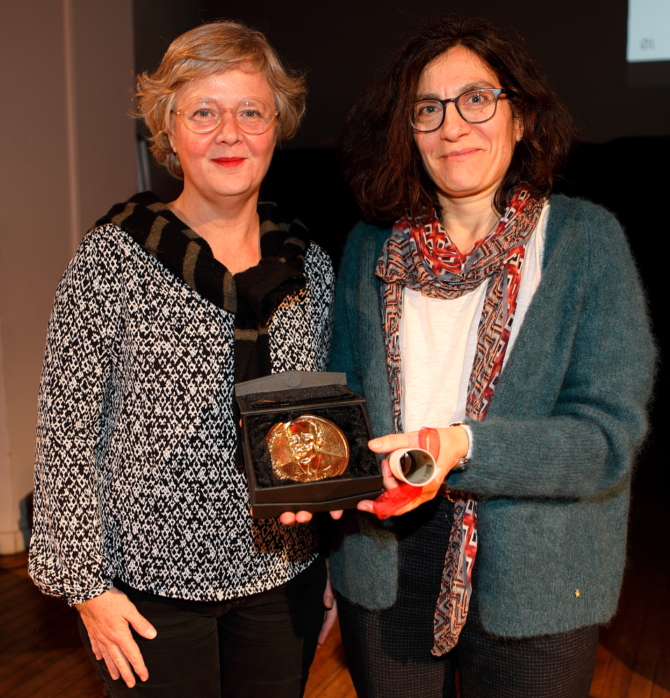 Inés Introcaso (g), lauréate 2019, et son éditrice Laure Leroy (d)