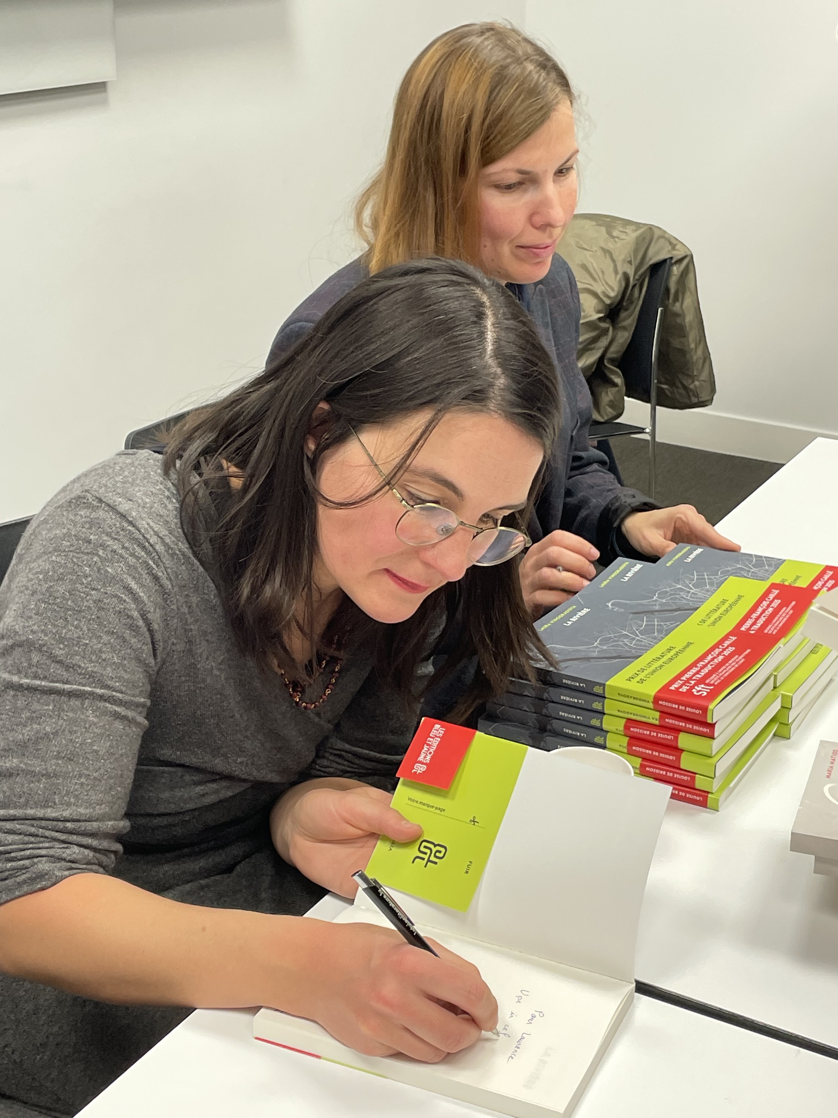 Louise de Brisson et Nikol Dziub en pleine séance de dédicaces Louise de Brisson et Nikol Dziub en pleine séance de dédicaces