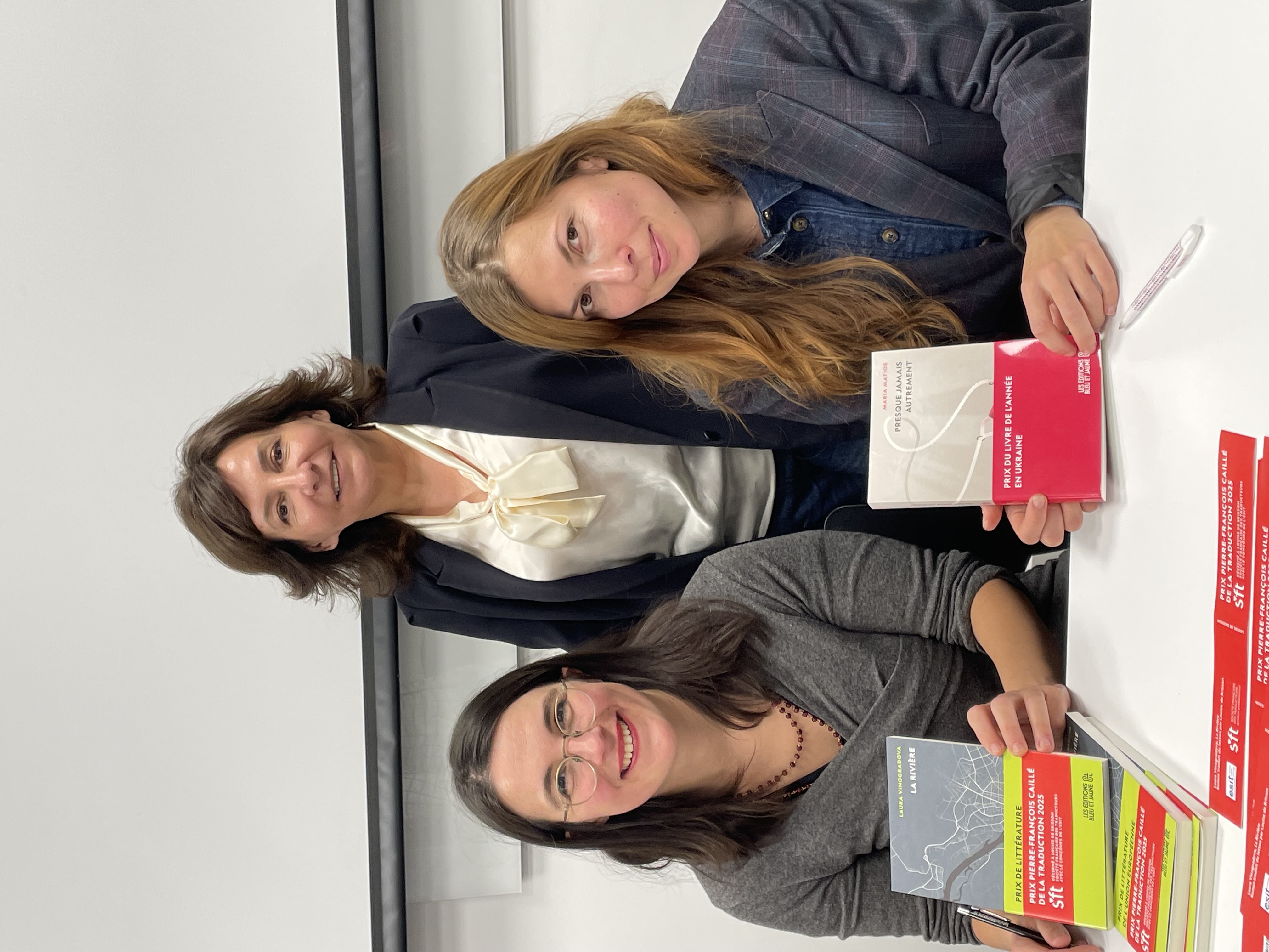 Louise de Brisson (lauréate), Tatiana Sirotchouk (fondatrice des Éditions Bleu et Jaune) et Nikol Dziub (finaliste du prix PFC 2025) Louise de Brisson (lauréate), Tatiana Sirotchouk (fondatrice des Éditions Bleu et Jaune) et Nikol Dziub (finaliste du prix PFC 2025)